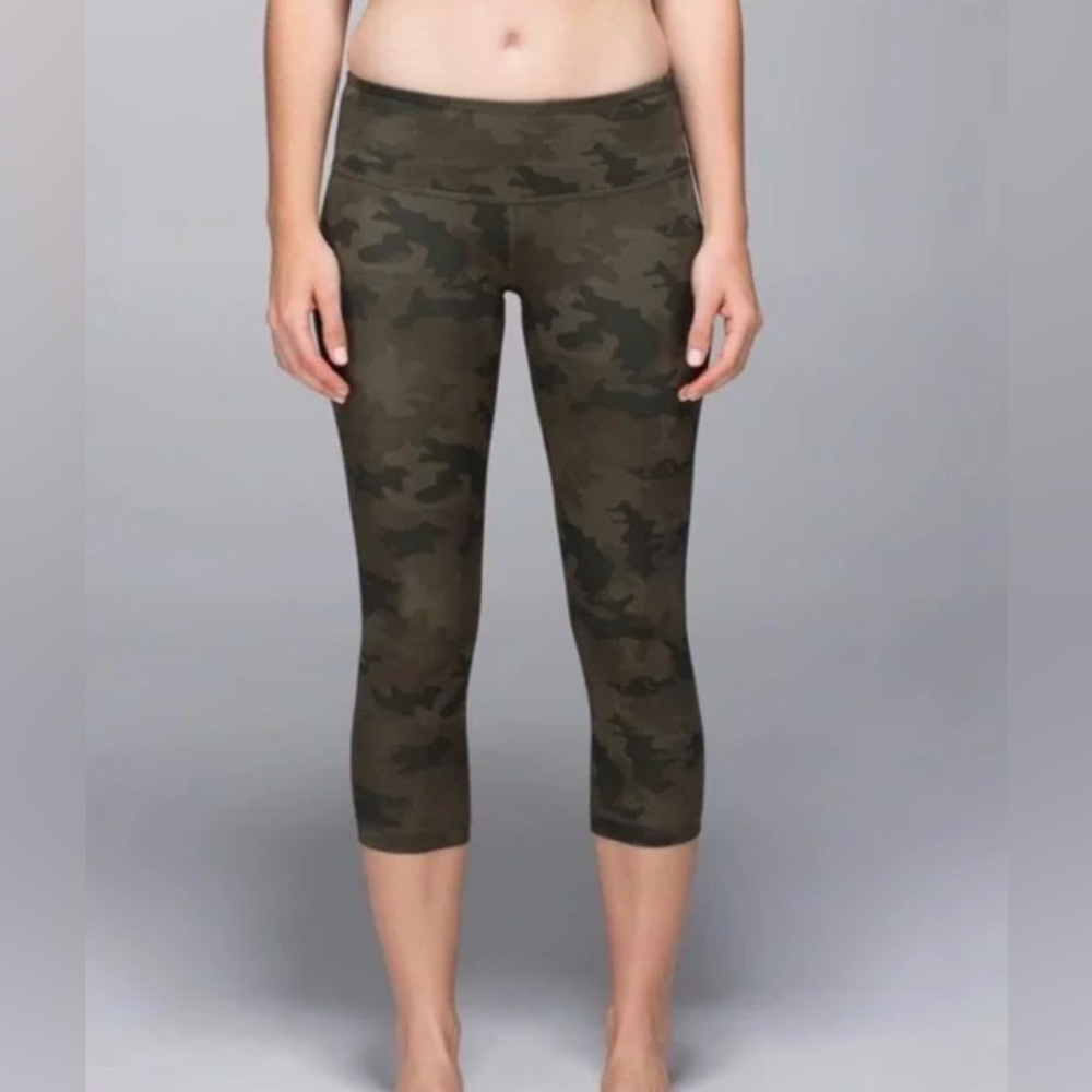 Lululemon Athletica Wunder Under Savasana Camouflage  Camo Capri Leggings Size 8